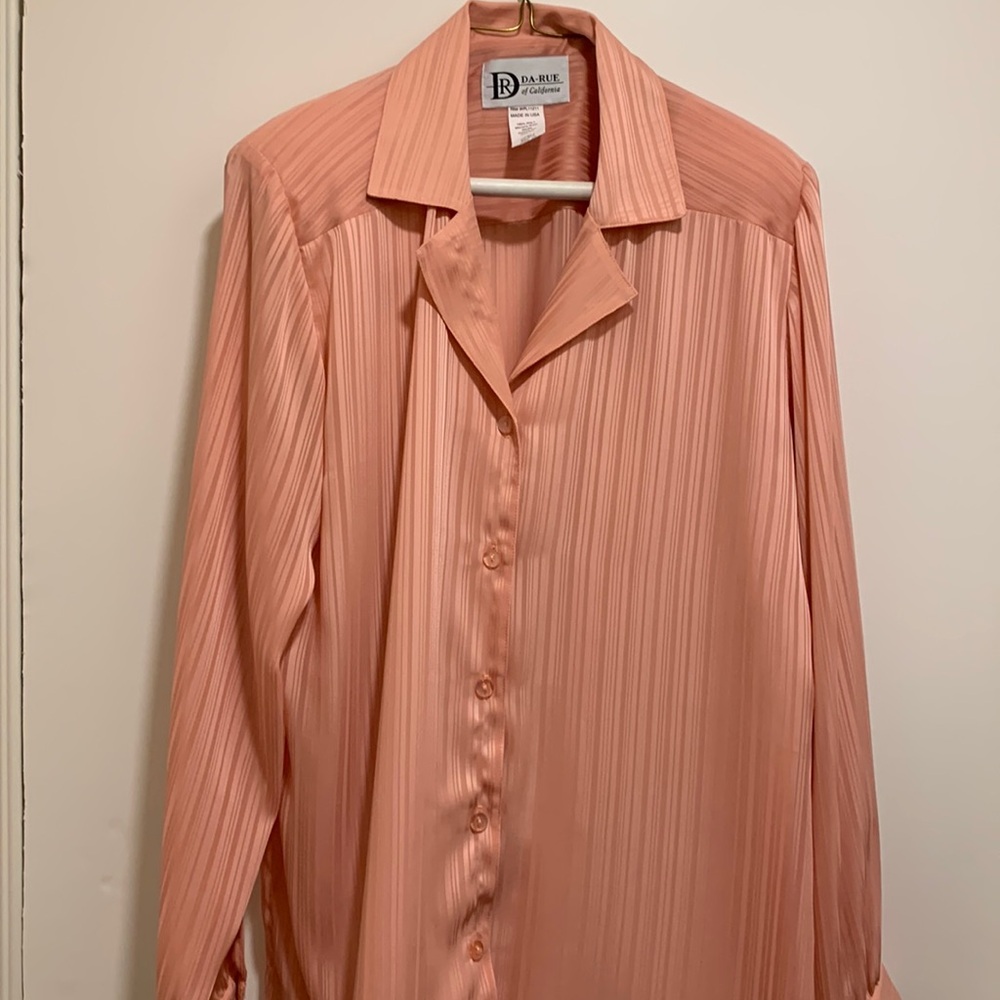 Da-Rue of California blouse. Size 10. Peach/pink. Long sleeves, button front.